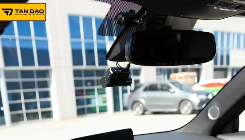 Cách 1 Gắn Camera hành trình trên kính chắn gió