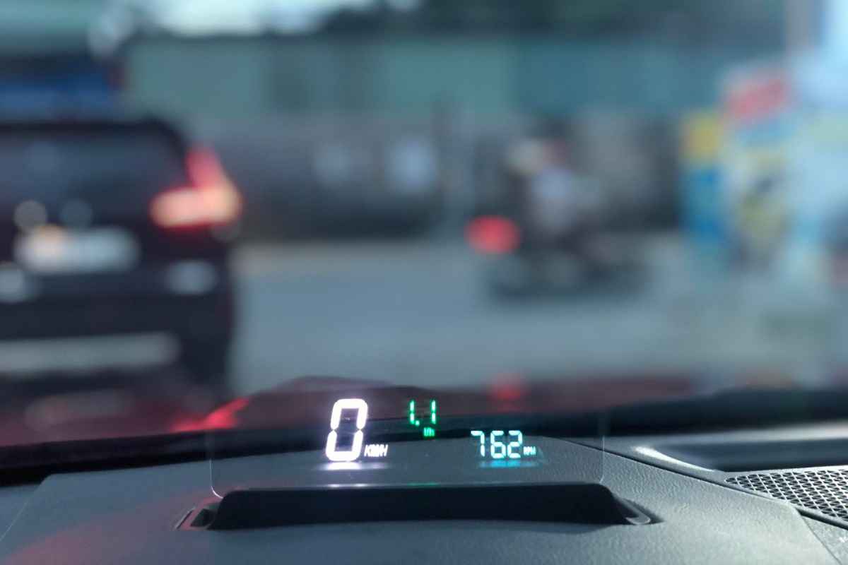Lắp Đặt HUD Hiển Thị Tốc Độ Kính Lái Ô Tô Tại Quận Bình Thạnh