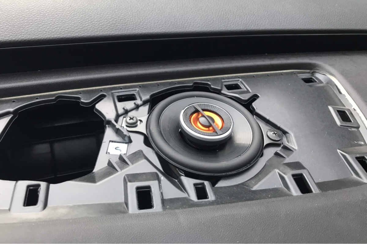 Lắp Đặt Loa JBL Ô Tô Quận 2 - Trải Nghiệm Âm Thanh Mạnh Mẽ