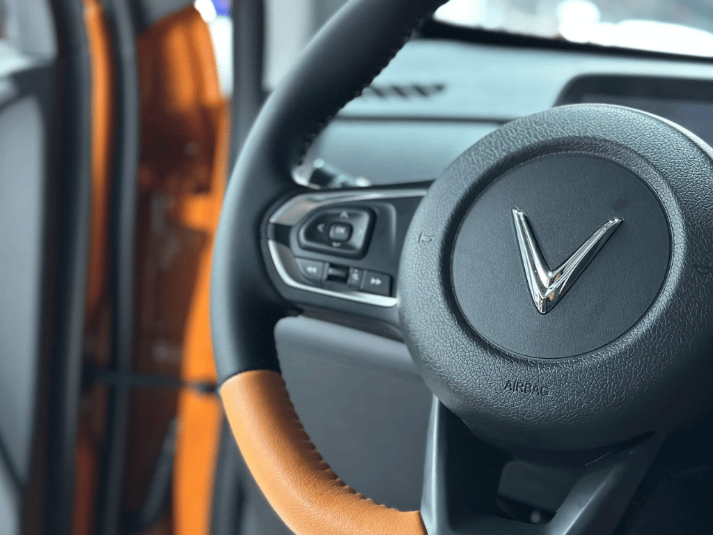 Bọc Da Vô Lăng Xe VinFast Limo Green Tại TP.HCM