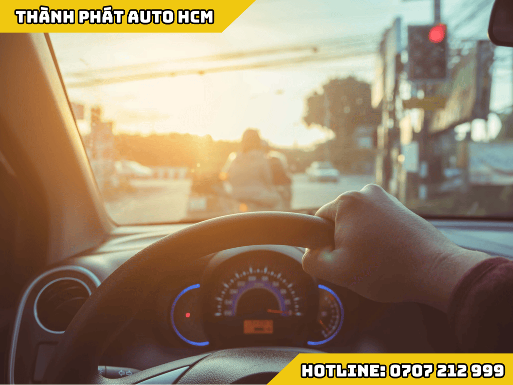 Dán Phim Cách Nhiệt Có Nên Dán Kính Lái Trước Hay Không?