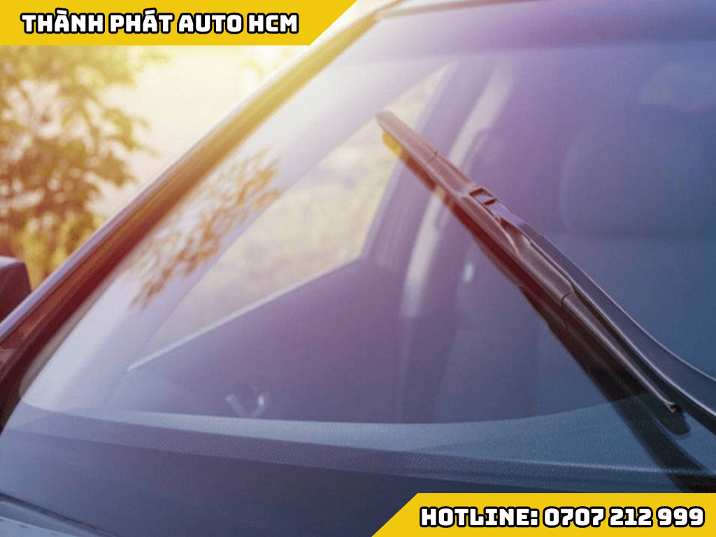 Dán Phim Cách Nhiệt Có Nên Dán Kính Lái Trước Hay Không?