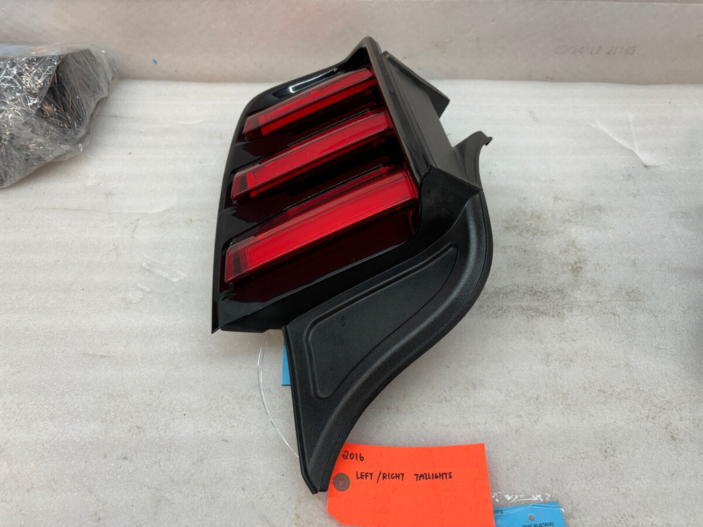 Độ Cụm LED Hậu Kiểu Mustang Cho Xe VinFast Limo Green