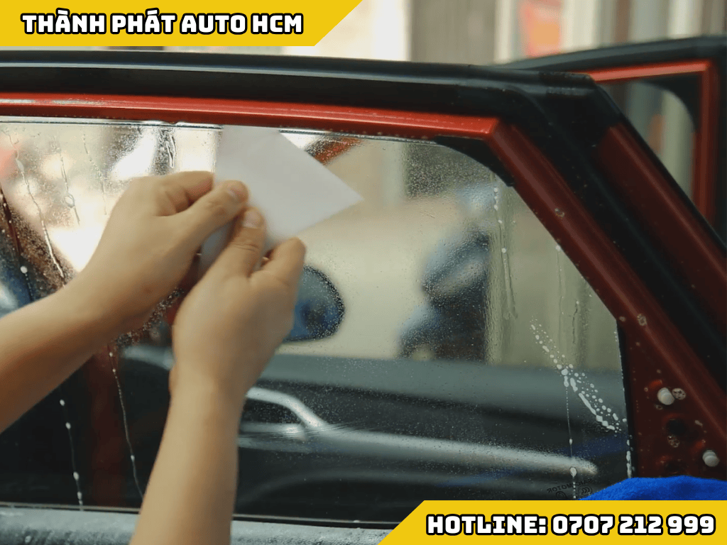 Hướng Dẫn Tháo Phim Cũ – Dán Phim Mới Không Gây Ảnh Hưởng Xe