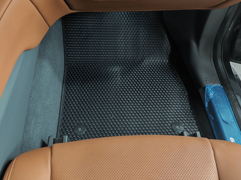 Lắp Đặt Sàn Ô Tô VinFast Limo Green Tại TP.HCM