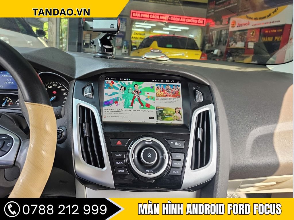 Màn hình android ô tô tại Bình Dương được lắp trên xe, hiển thị giao diện điều khiển thông minh với màu sắc nổi bật.