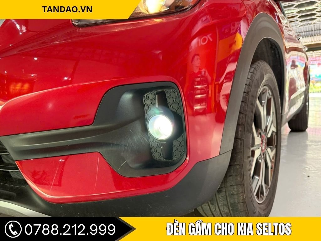 Đèn gầm X-Light F10 Hyper 2.0 đã được lắp đặt và bật sáng trên xe Kia Seltos màu đỏ. Phần đèn sáng rõ, nằm ở vị trí dưới cản trước của xe