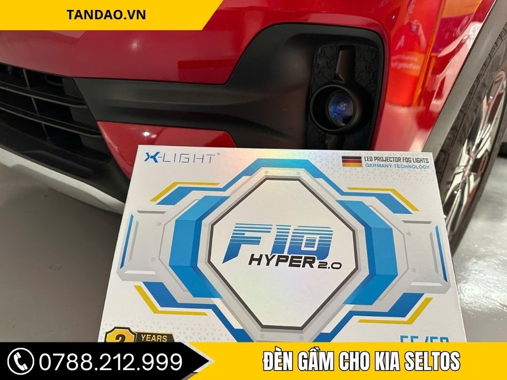 Hộp đèn gầm X-Light F10 Hyper 2.0 đặt gần cụm đèn sương mù của xe Kia Seltos màu đỏ. 
