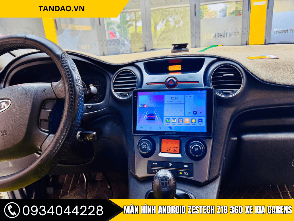 Màn hình Android Zestech Z18 360 lắp đặt trên xe KIA Carens, hiển thị giao diện thông minh tại trung tâm phụ kiện ô tô quận Gò Vấp."