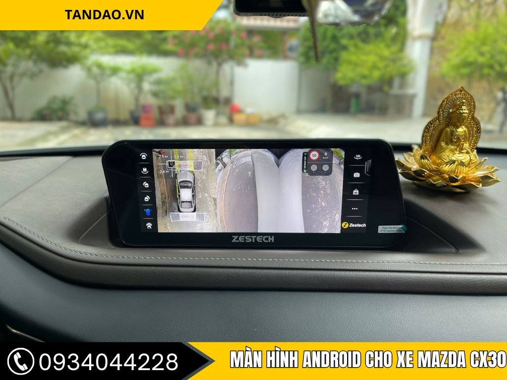 Màn hình Android Zestech lắp đặt trên xe Mazda CX30 hiển thị camera 360 độ toàn cảnh, giúp quan sát an toàn khi di chuyển. Hình ảnh thực tế thi công tại Thành Phát Auto – trung tâm chuyên lắp đặt màn hình Android ô tô tại Tây Ninh.