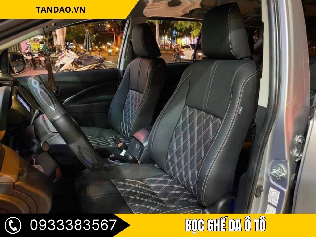 Dòng sản phẩm bọc ghế da ô tô tại Tây Ninh tone đen chỉ trắng mang phong cách hiện đại, phù hợp với chủ xe trẻ trung yêu thích sự tinh tế. Đường may đều, ôm khít ghế, tôn dáng nội thất và tạo cảm giác chắc chắn khi di chuyển đường dài.