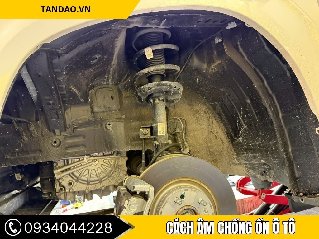 Cách âm chống ồn ô tô Đồng Nai sử dụng vật liệu cách âm chuyên dụng giảm tiếng ồn từ môi trường bên ngoài và tiếng vọng từ trong xe.