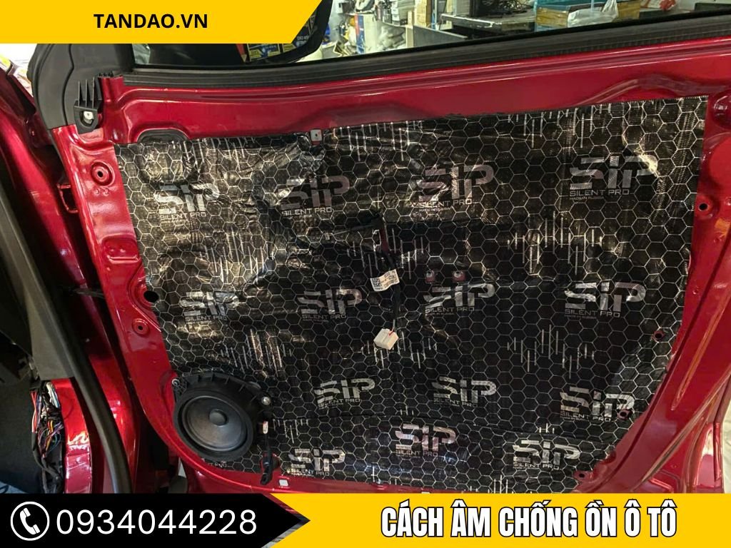 Cách âm ô tô sử dụng vật liệu cách âm chuyên dụng giảm tiếng ồn từ môi trường bên ngoài và tiếng vọng từ trong xe.