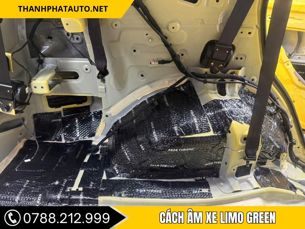 Cách âm Chống Ồn Ô Tô Tại Quận 1 – Dán vật liệu cách âm sàn và hốc bánh xe giúp hạn chế tiếng vọng và tiếng gầm.