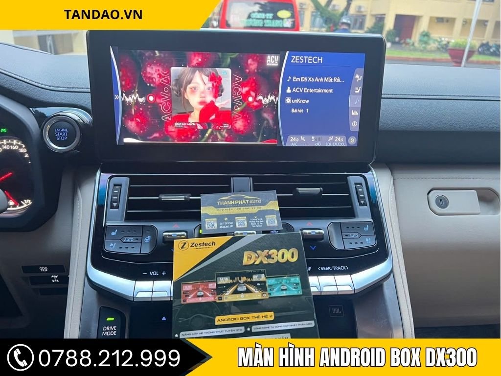 Ảnh chụp Android Box DX300 Cho Land Cruiser, trên màn hình trung tâm hiển thị giao diện giải trí Zestech đang phát nhạc.