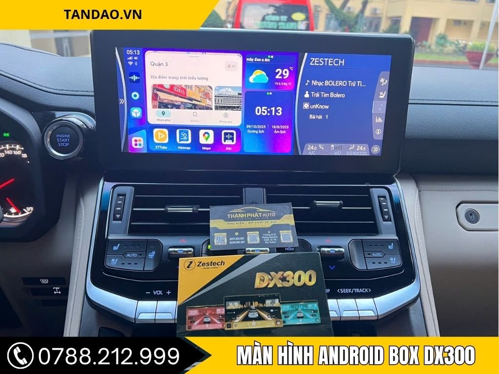 Ảnh màn hình ô tô hiển thị giao diện chính của Android Box DX300 Cho Land Cruiser, gồm các ứng dụng như bản đồ, Youtube, ZTTube, Vietmap... Màn hình Zestech chia đôi hiển thị vừa bản đồ vừa nghe nhạc