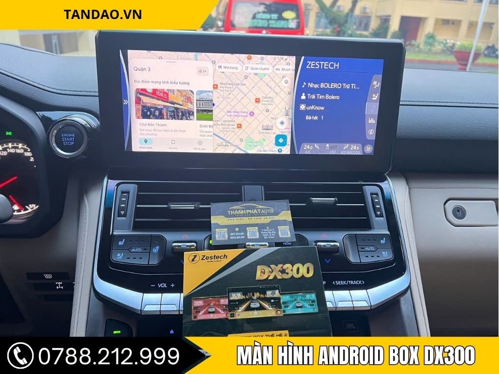 Cận cảnh màn hình trung tâm của xe hiển thị bản đồ Google Maps thông qua thiết bị Android Box DX300 Cho Land Cruiser. Giao diện hiện rõ chi tiết bản đồ khu vực Quận 3 – TP.HCM