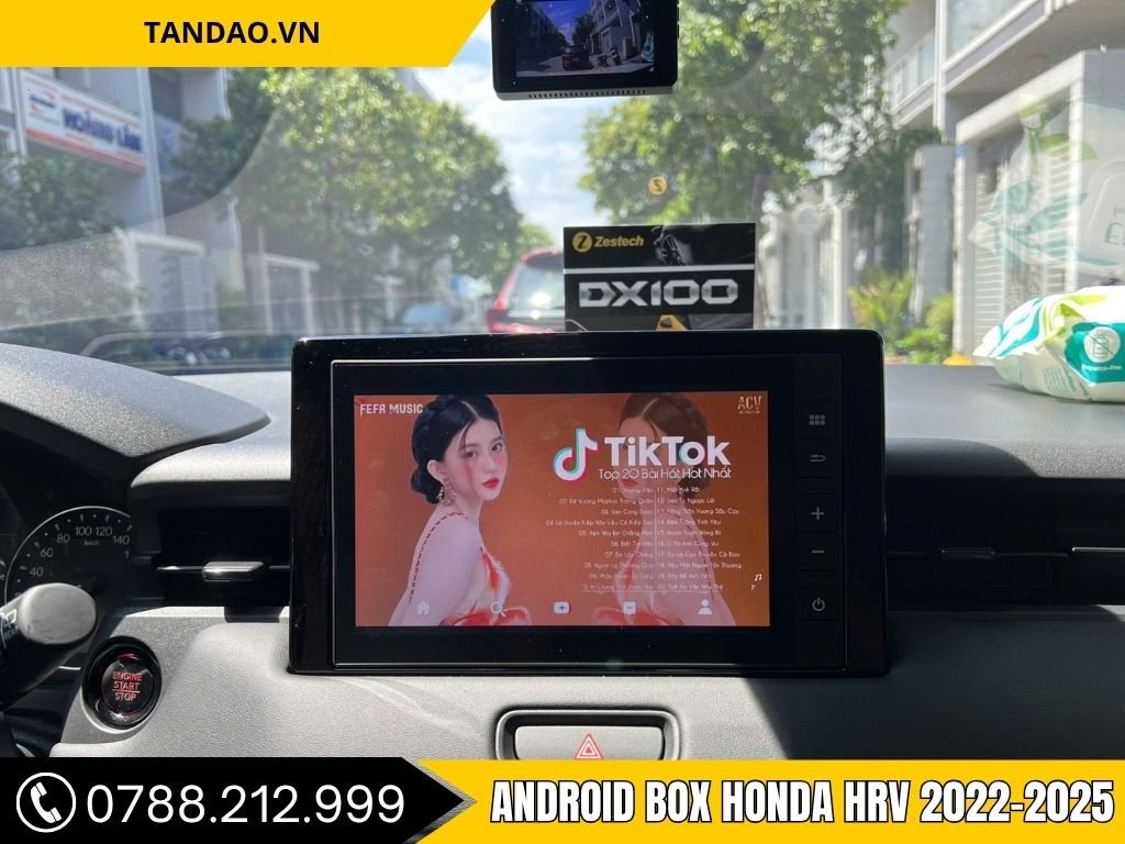 Màn hình Android Box Zestech trên xe Honda HR-V 2022-2025, hiển thị ứng dụng TikTok và giao diện giải trí, mang đến trải nghiệm giải trí đa phương tiện ngay trên xe.