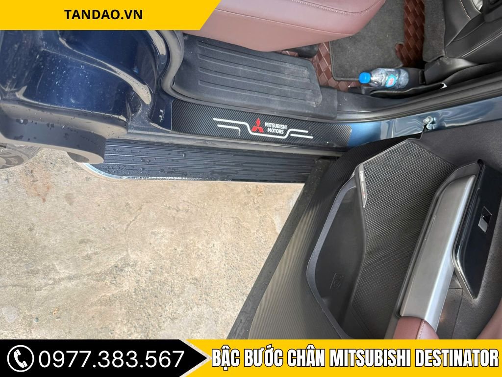 Bậc bước chân mitsubishi destinator