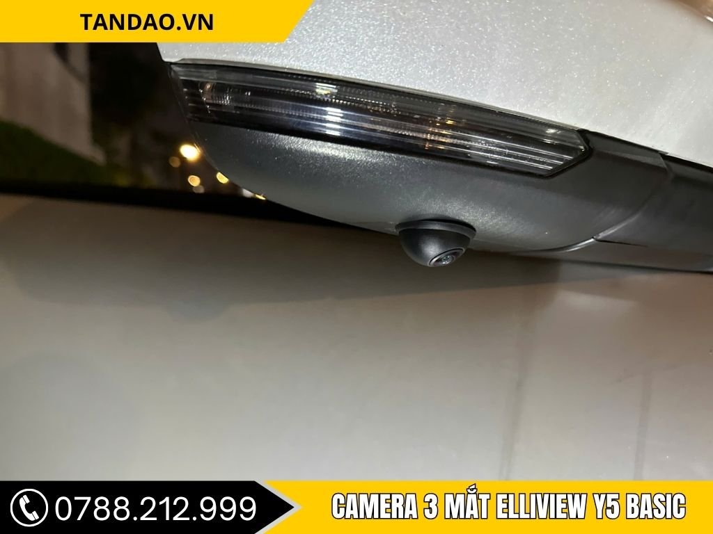 Hình ảnh camera 3 mắt được lắp đặt tại trung tâm phụ kiện ô tô tại Biên , hiển thị giao diện điều khiển hiện đại trong khoang nội thất xe.