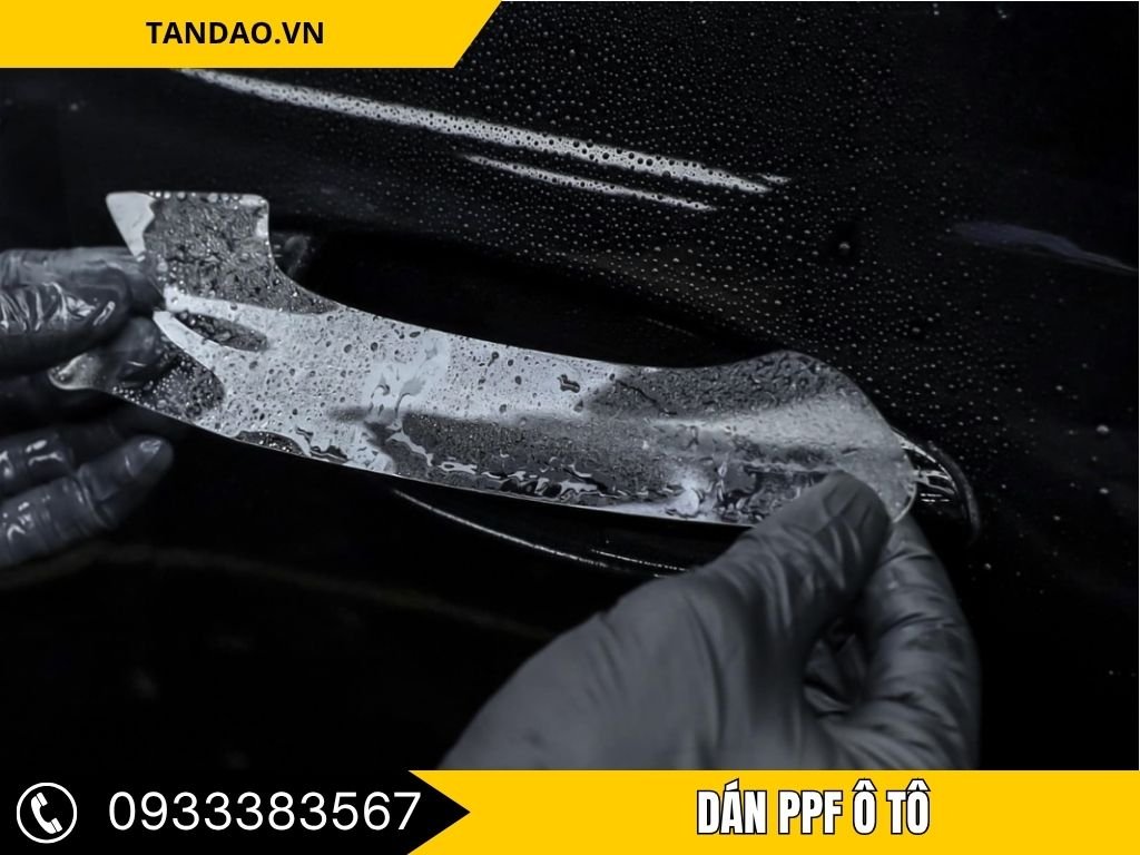 Dán PPF Ô Tô Long An – Công nhân thực hiện dán PPF lên xe để bảo vệ sơn, tăng cường độ bền cho bề mặt xe.
