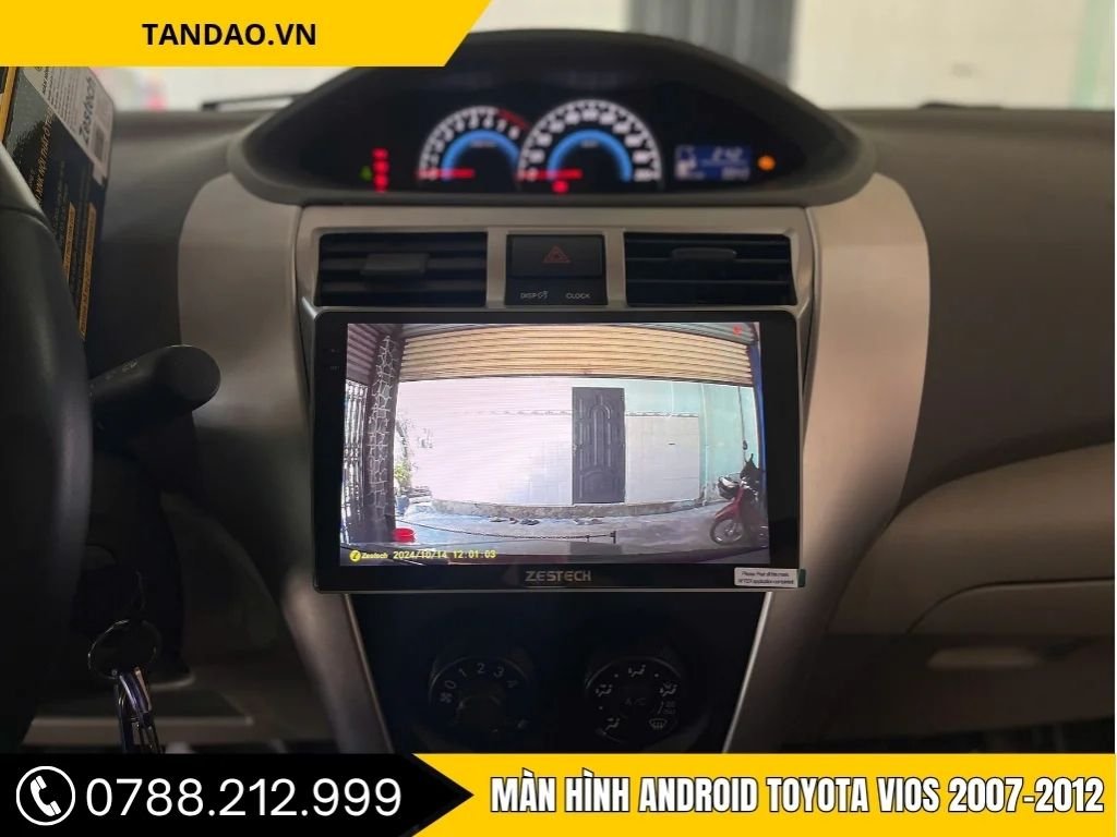 Màn hình Android Zestech cho Toyota Vios 2007-2012, hiển thị hình ảnh camera lùi rõ ràng, hỗ trợ đỗ xe an toàn.