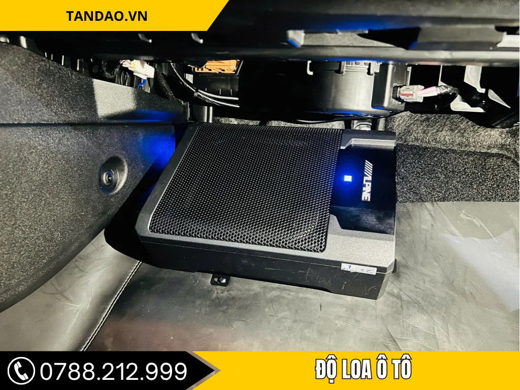 Hệ thống loa siêu trầm Alpine lắp đặt trong khoang xe, mang lại âm thanh chất lượng cho không gian ô tô.