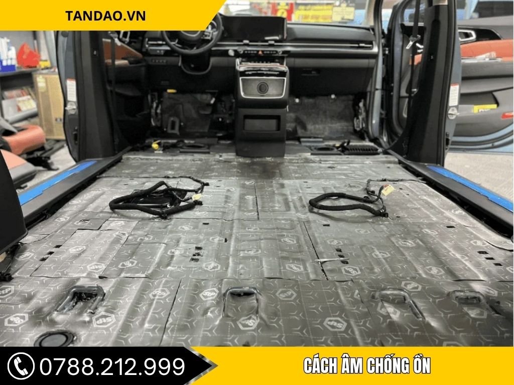 Quá trình lắp đặt cách âm chống ồn cho sàn xe ô tô tại Quận 5, mang lại không gian yên tĩnh.