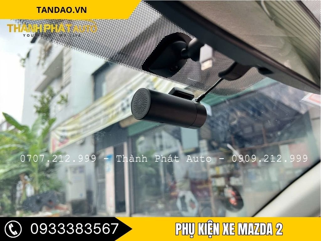 Camera hành trình được gắn cố định trên kính lái, với khả năng quay video sắc nét, hỗ trợ tài xế khi cần chứng cứ trong các tình huống khẩn cấp. Dịch vụ lắp đặt camera hành trình cho Mazda 2 tại Biên Hòa đảm bảo chất lượng và hiệu quả.
