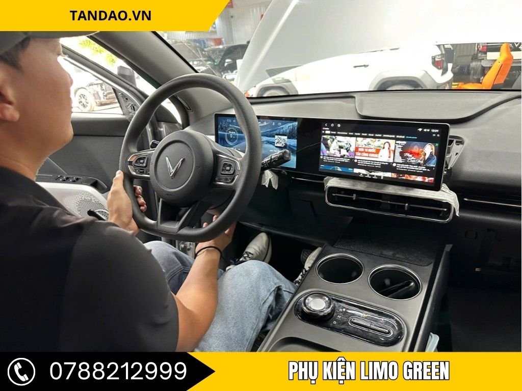 Phụ kiện Limo Green tại Bình Dương - Nâng cấp nội thất xe với các phụ kiện chất lượng, bao gồm màn hình Android, ghế da, và các chi tiết tinh tế khác. Tại Thành Phát Auto, chúng tôi cung cấp dịch vụ lắp đặt chính hãng, mang đến trải nghiệm lái xe hoàn hảo.