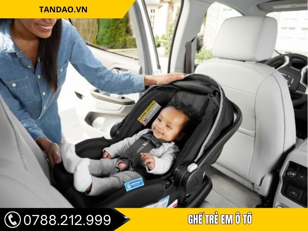 Ghế Ô Tô Trẻ Em Dưới 100cm lắp đặt trong khoang sau xe, giúp bé ngồi ổn định và phụ huynh yên tâm hơn khi lái xe.