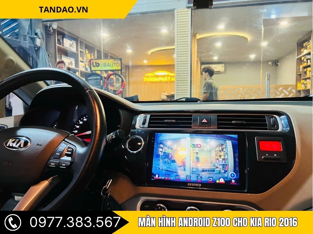 Giao diện ứng dụng Android hiển thị đầy đủ trên màn hình trung tâm, giúp lái xe tiện lợi và thoải mái hơn