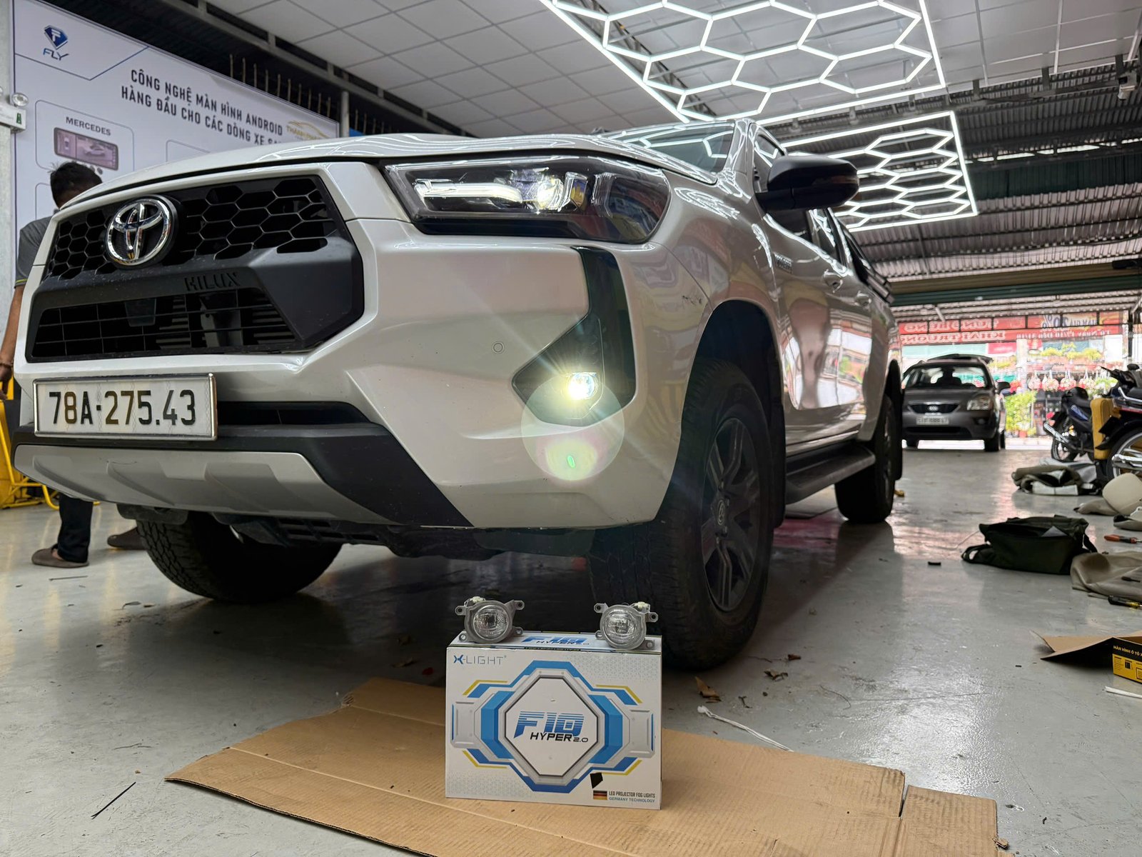 Bi Gầm Xlight Hilux 2024 Sáng Rõ, Lắp Zin