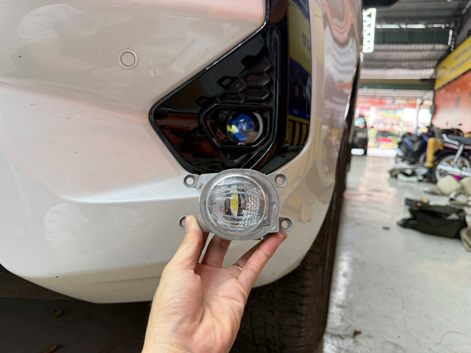 Bi Gầm Xlight Hilux 2024 Sáng Rõ, Lắp Zin