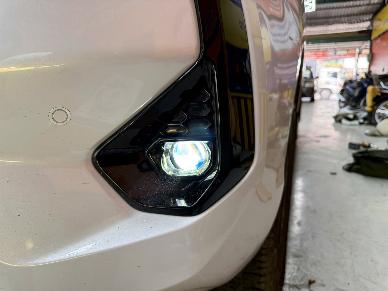Bi Gầm Xlight Hilux 2024 Sáng Rõ, Lắp Zin