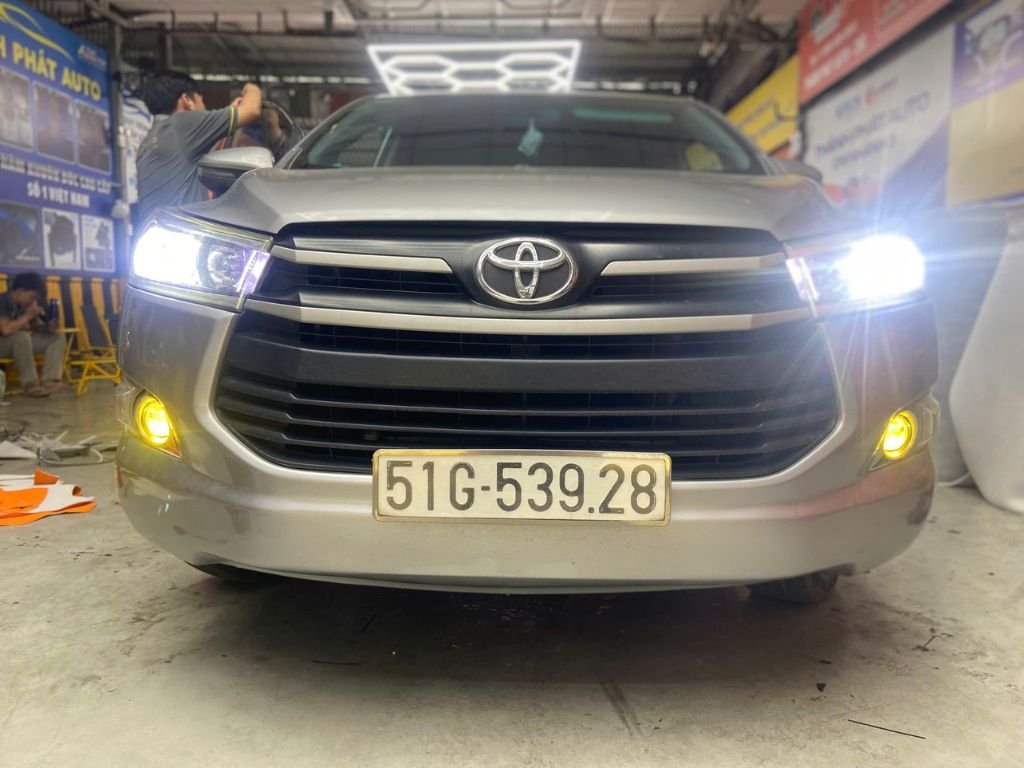 Innova 2017 Lắp Bi Gầm F10 PRO V2 Giúp Đi Đêm Sáng Rõ Hơn
