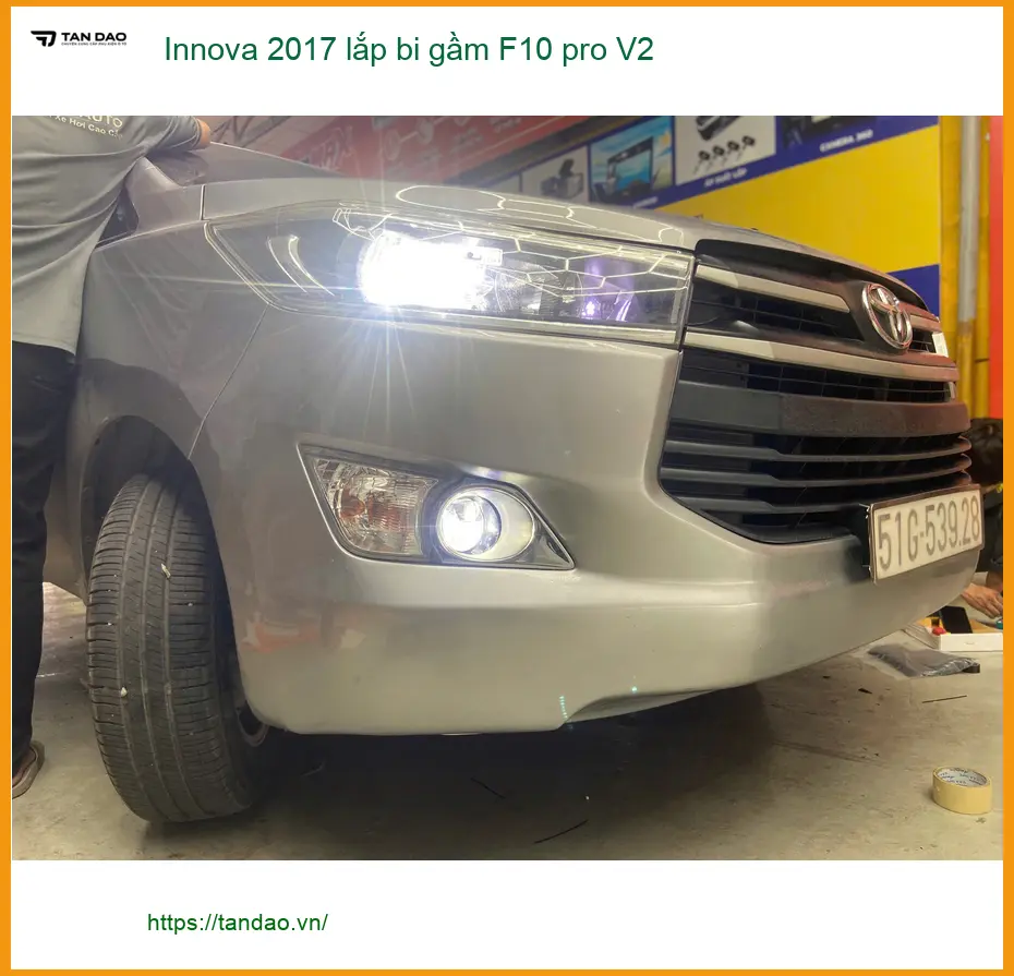Anh Quang lắp bi gầm F10 Pro V2 cho Innova 2017 tại Quận 2 vì đèn zin kém sáng ảnh thực tế 2