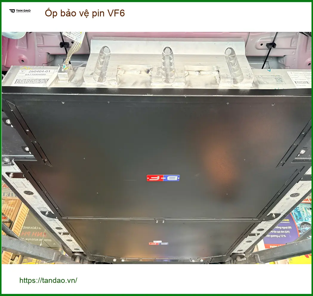 Anh Tấn lắp Ốp bảo vệ pin VF6 tại Quận 2 để bảo vệ an toàn cho xe