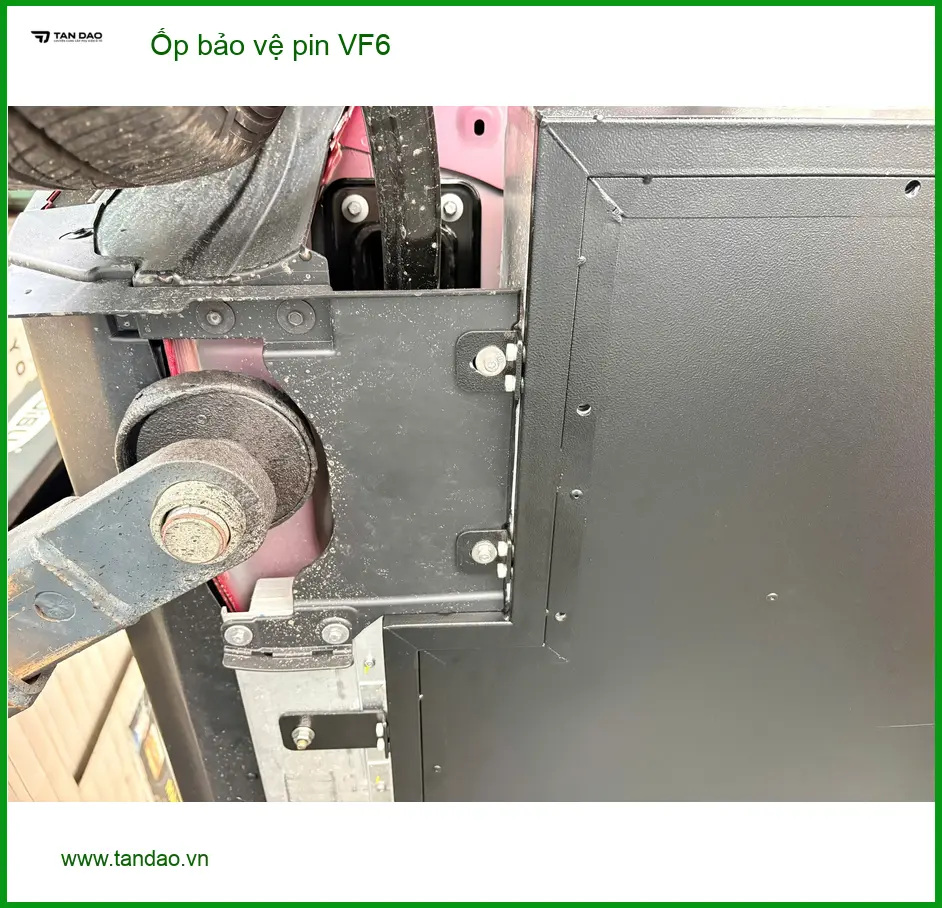 Anh Tấn lắp Ốp bảo vệ pin VF6 tại Quận 2 để bảo vệ an toàn cho xe ảnh thực tế 3