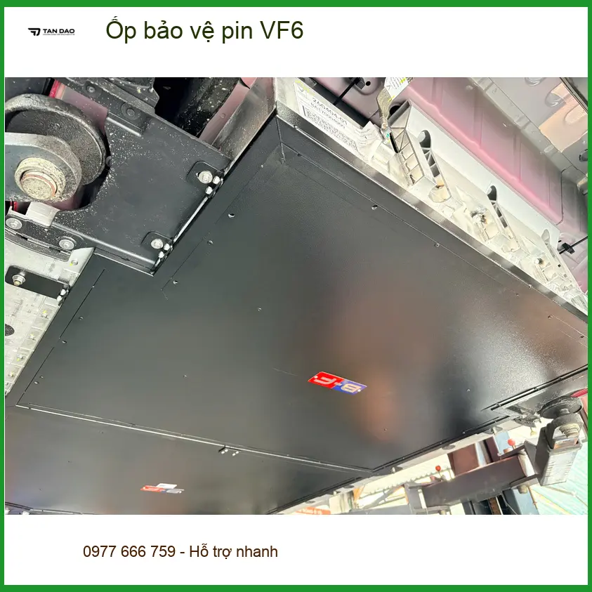 Anh Tùng ốp bảo vệ pin VinFast VF6 tại Quận Thủ Đức để tránh va đập mạnh