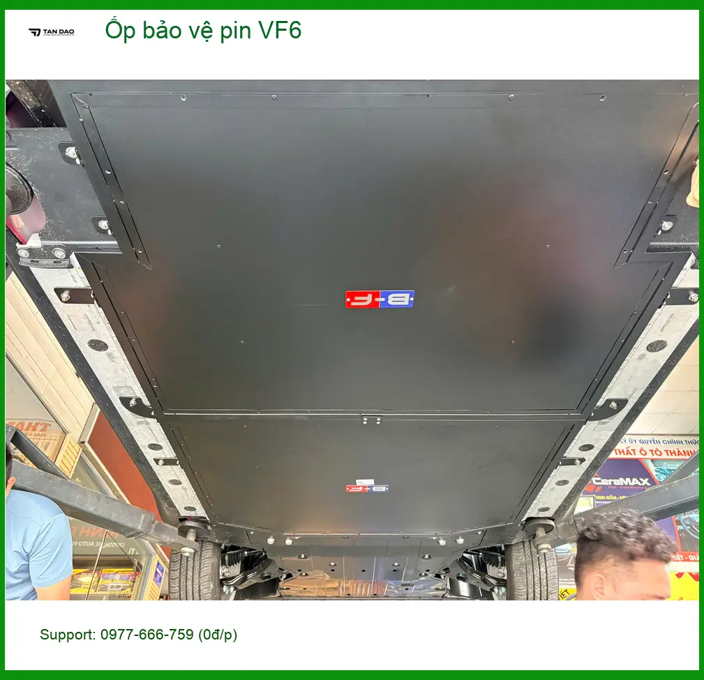 Anh Kiên lắp Ốp bảo vệ pin VinFast VF6 tại Quận 12 để tránh hỏng hóc pin xe ảnh thực tế 2