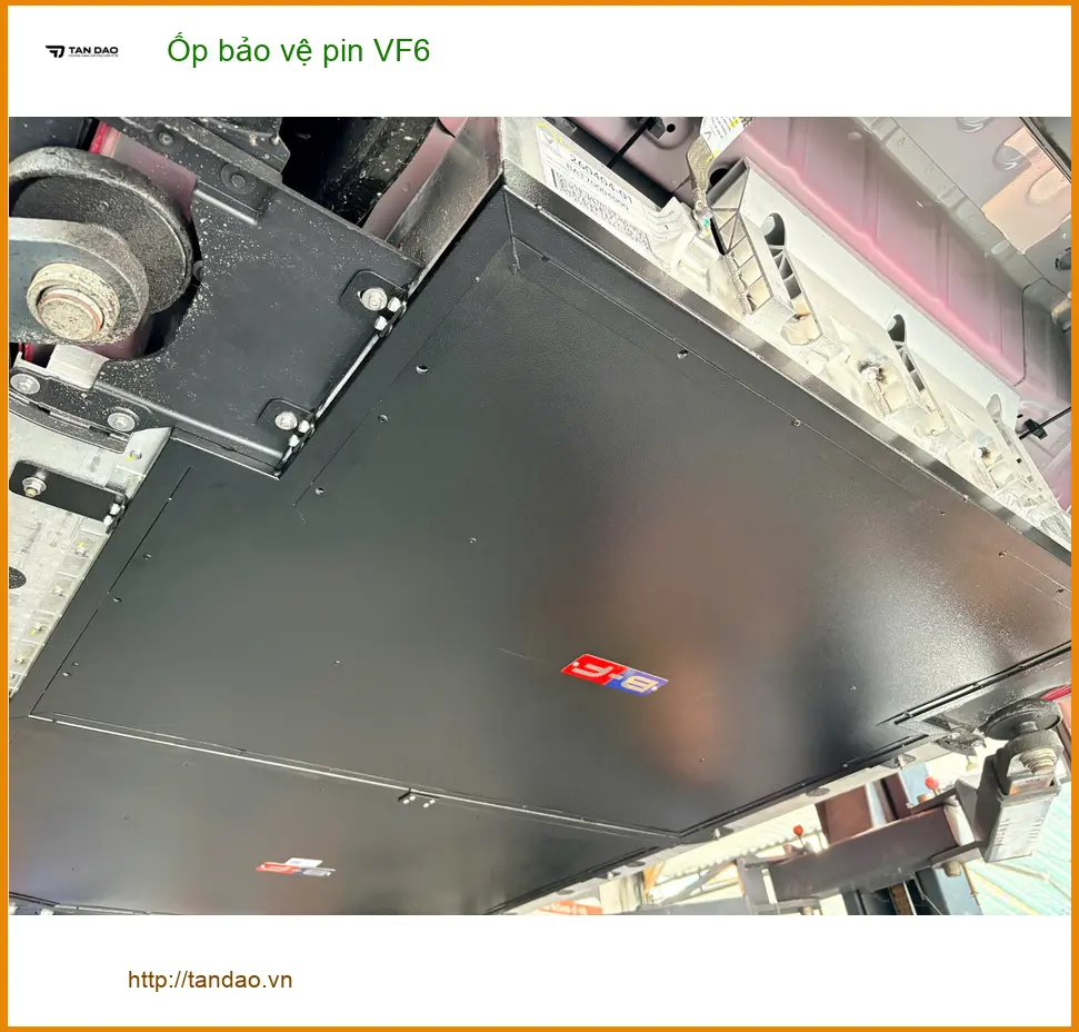 Anh Kiên lắp Ốp bảo vệ pin VinFast VF6 tại Quận 12 để tránh hỏng hóc pin xe ảnh thực tế 3