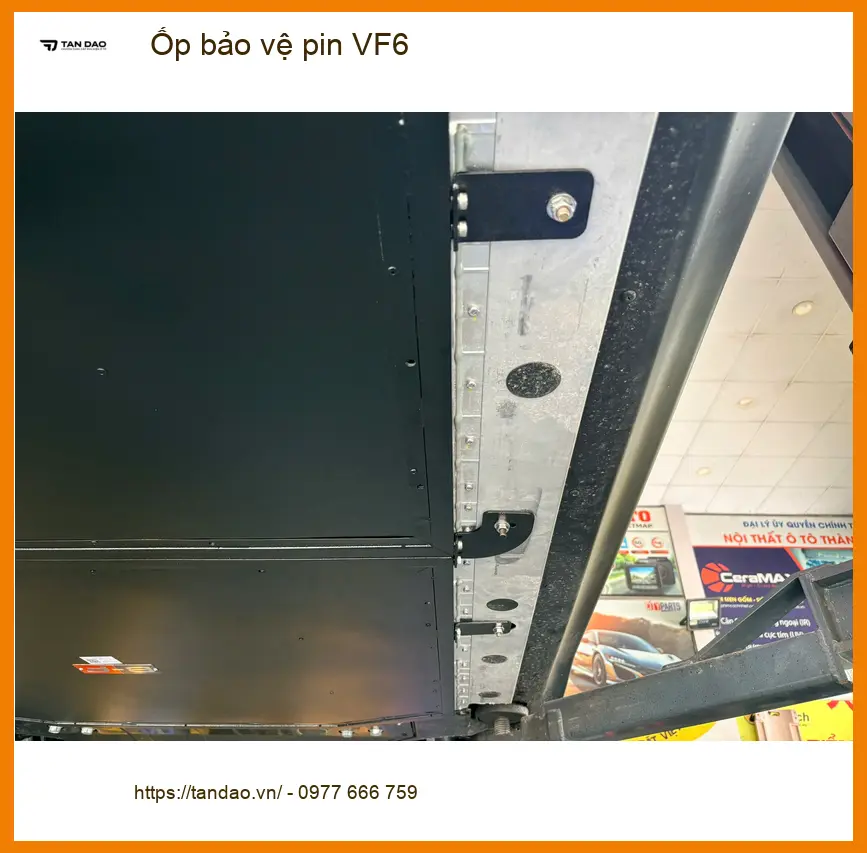Anh Tùng ốp bảo vệ pin VinFast VF6 tại Quận Thủ Đức để tránh va đập mạnh ảnh thực tế 3