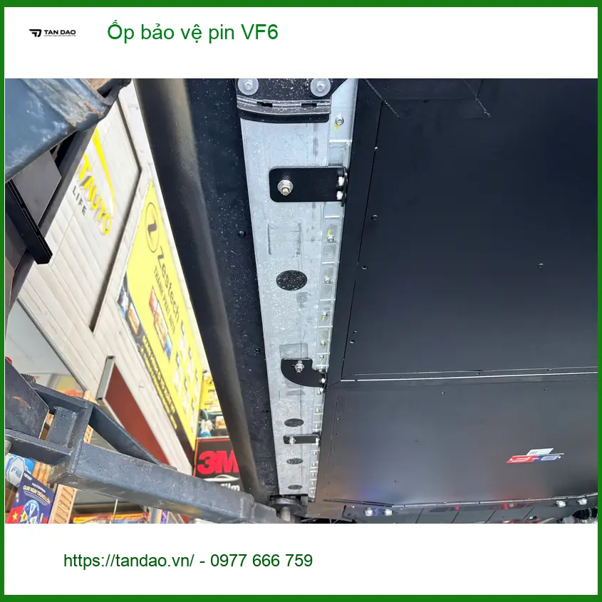 Anh Kiên lắp Ốp bảo vệ pin VinFast VF6 tại Quận 12 để tránh hỏng hóc pin xe ảnh thực tế 4