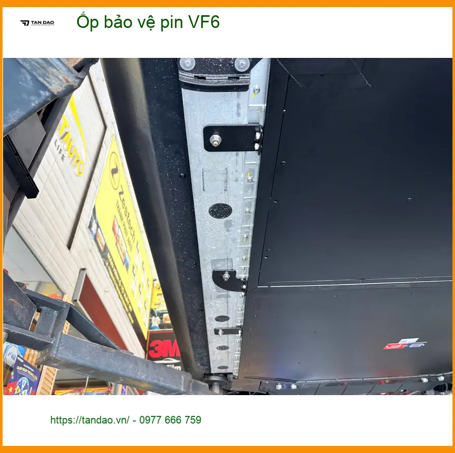 Anh Tùng ốp bảo vệ pin VinFast VF6 tại Quận Thủ Đức để tránh va đập mạnh ảnh thực tế 4