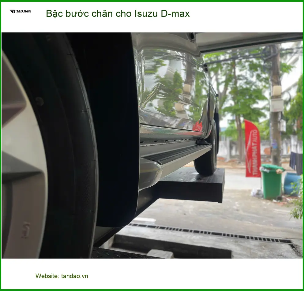 Chú Khang lắp bậc bước chân cho Isuzu D-max tại Thủ Đức để tiện lên xuống xe