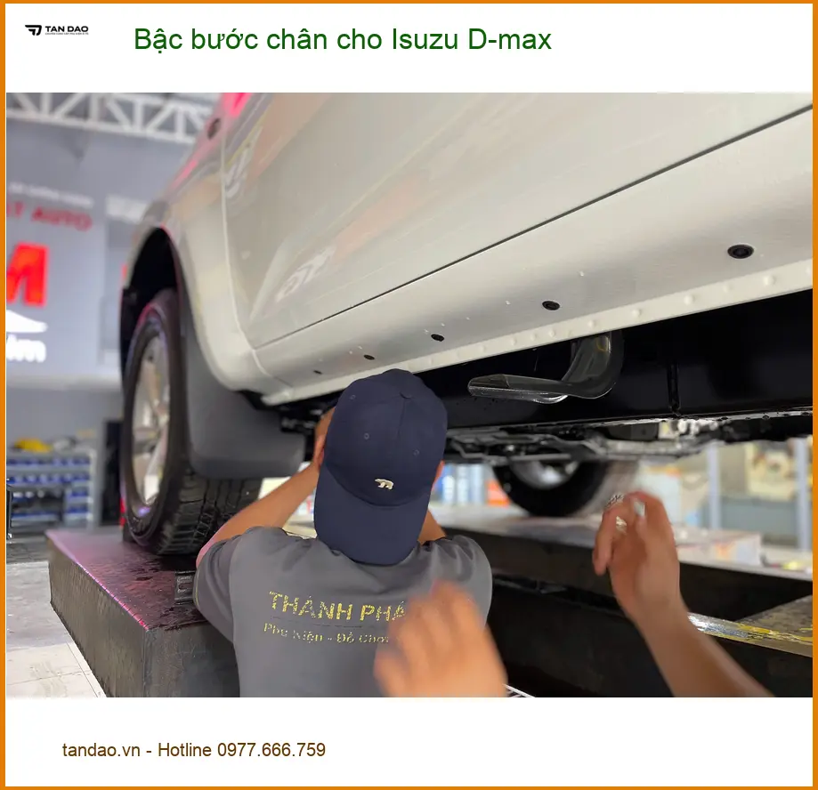 Anh Kiên lắp bậc bước chân cho Isuzu D-max tại Quận 12 để tiện lợi di chuyển ảnh thực tế 2