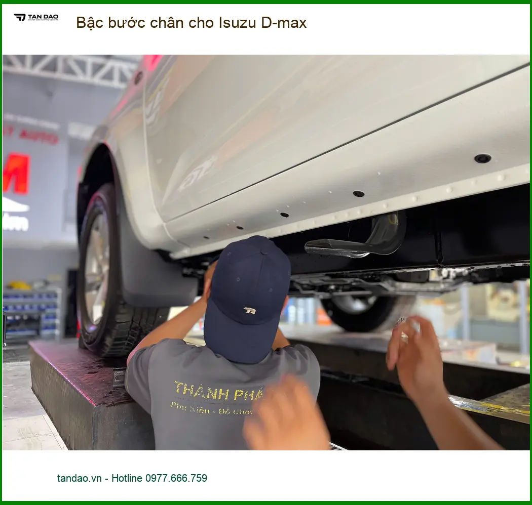 Bác Lâm lắp bậc bước chân Isuzu D-max tại Gò Vấp giúp vợ con tiện lên xuống ảnh thực tế 3