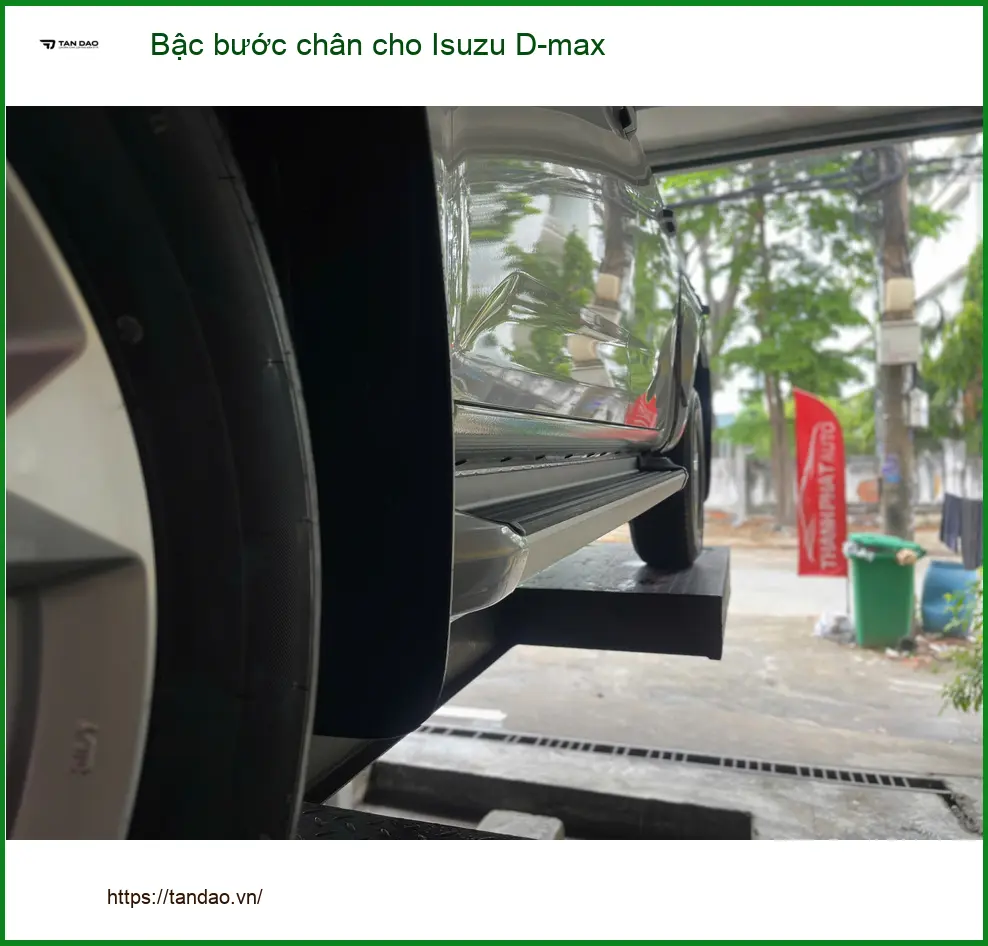 Anh Quang lắp bậc bước chân cho Isuzu D-max tại Quận 7 vì thường xuyên chở đồ cồng kềnh ảnh thực tế 4