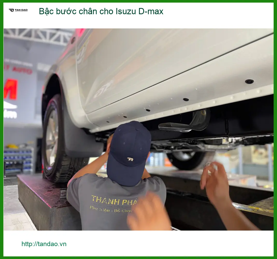 Anh Thọ lắp bậc bước chân Isuzu D-max tại Hóc Môn cho vợ tiện lên xuống xe